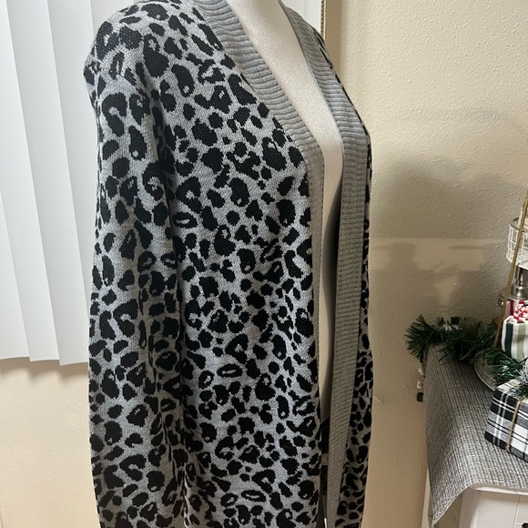 Nine West Leopard Cardigan SIZE M. - Picture 2 of 14